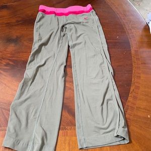 Nike Xs army green  with pink workout leggings